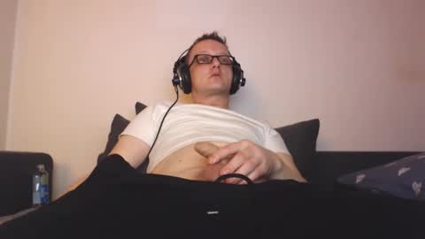 Snapshot of mcmike_es chatting on 12.23.24 Mike online show from 12.23.24