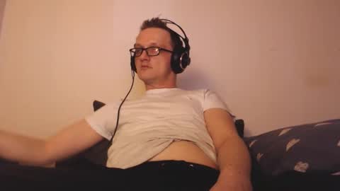 Snapshot of mcmike_es chatting on 12.25.24 Mike online show from 12.25.24