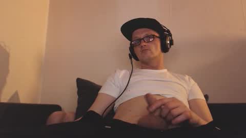 Snapshot of mcmike_es chatting on 12.26.24 Mike online show from 12.26.24