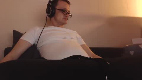 Snapshot of mcmike_es chatting on 01.02.25 Mike online show from 01.02.25