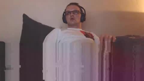 Snapshot of mcmike_es chatting on 01.05.25 Mike online show from 01.05.25