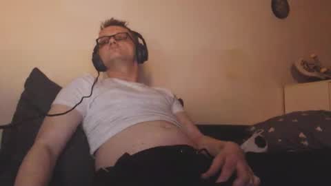 Snapshot of mcmike_es chatting on 01.10.25 Mike online show from 01.10.25