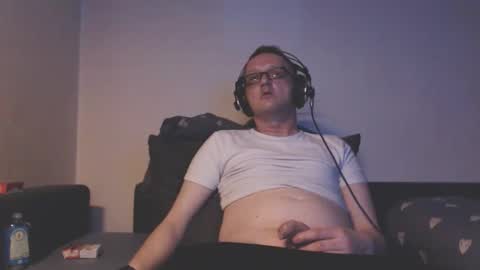 Snapshot of mcmike_es chatting on 09.26.25 Mike online show from 09.26.25