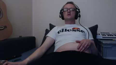 Snapshot of mcmike_es chatting on 10.02.25 Mike online show from 10.02.25