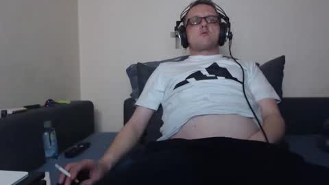 Snapshot of mcmike_es chatting on 10.06.25 Mike online show from 10.06.25