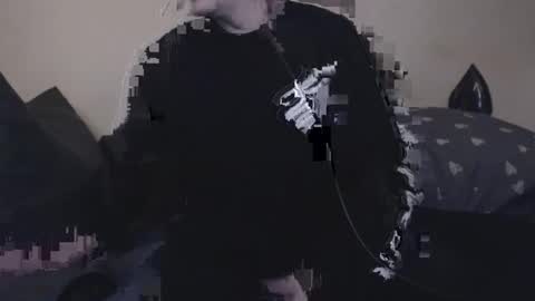 Snapshot of mcmike_es chatting on 10.08.25 Mike online show from 10.08.25