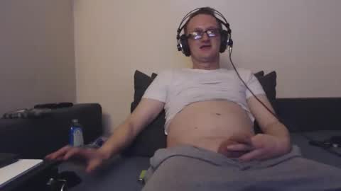 Snapshot of mcmike_es chatting on 10.10.25 Mike online show from 10.10.25