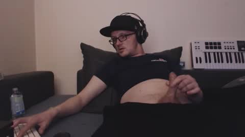 Snapshot of mcmike_es chatting on 11.04.25 Mike online show from 11.04.25