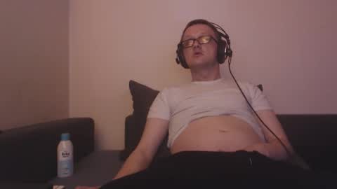 Snapshot of mcmike_es chatting on 11.07.25 Mike online show from 11.07.25