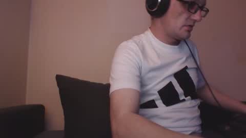 Snapshot of mcmike_es chatting on 11.14.25 Mike online show from 11.14.25