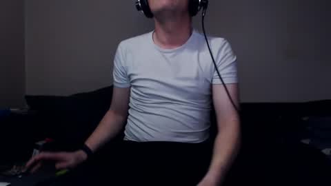 Snapshot of mcmike_es chatting on 12.05.25 Mike online show from 12.05.25