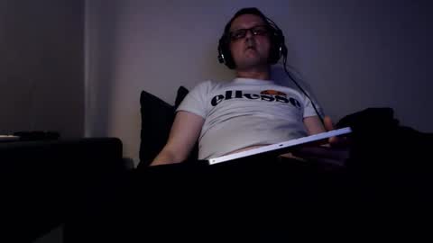 Snapshot of mcmike_es chatting on 12.19.25 Mike online show from 12.19.25