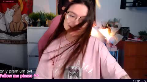 Snapshot of me_hanna chatting on 09.08.25 Hanna online show from 09.08.25