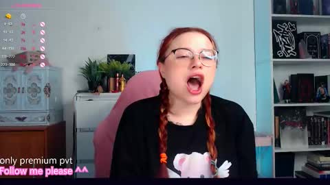 Snapshot of me_hanna chatting on 11.06.25 Hanna online show from 11.06.25