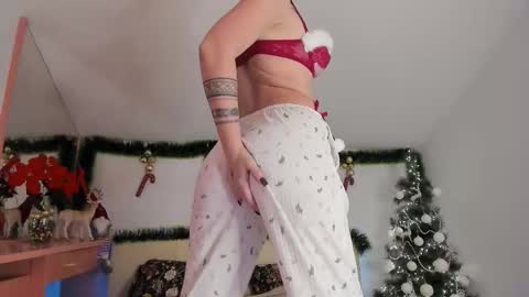 Snapshot of medea_allure chatting on 12.17.25 MEDEA online show from 12.17.25