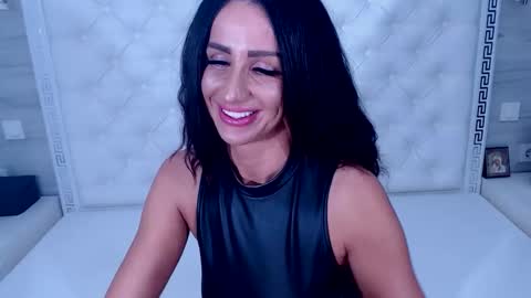 Medeea Bee online show from 11.21.25