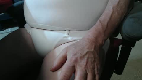 mee9090e900 online show from 09.17.25