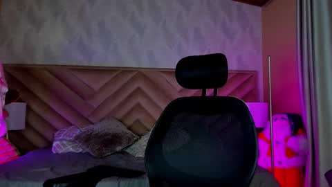 Snapshot of megan_shyne chatting on 12.04.25 megan_shyne online show from 12.04.25