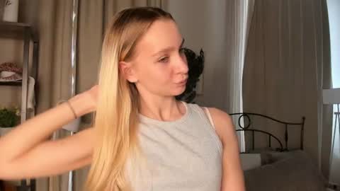 Snapshot of meganhenns chatting on 07.24.26 Elly online show from 07.24.26