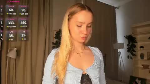 Snapshot of meganhenns chatting on 07.26.26 Elly online show from 07.26.26