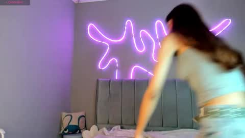 Snapshot of meganpeach_ chatting on 12.01.25 meganpeach_ online show from 12.01.25