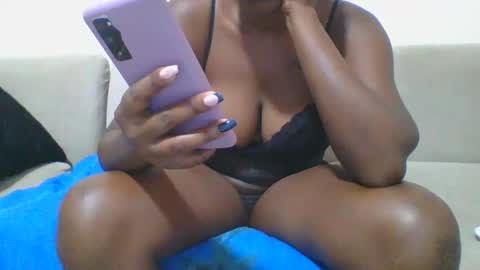 Snapshot of mel_candi94 chatting on 03.11.25 pretty online show from 03.11.25