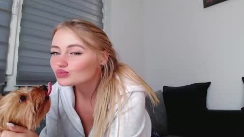 Snapshot of melani_a chatting on 09.19.25 Melania online show from 09.19.25