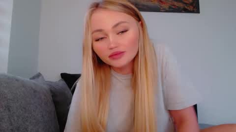 Snapshot of melani_a chatting on 11.04.25 Melania online show from 11.04.25