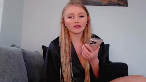 Snapshot of melani_a chatting on 11.11.25 Melania online show from 11.11.25