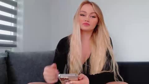 Snapshot of melani_a chatting on 11.13.25 Melania online show from 11.13.25