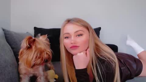 Snapshot of melani_a chatting on 11.19.25 Melania online show from 11.19.25