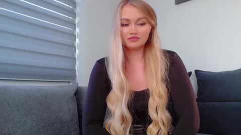 Snapshot of melani_a chatting on 11.22.25 Melania online show from 11.22.25