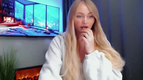 Snapshot of melani_a chatting on 12.01.25 Melania online show from 12.01.25