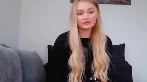 Snapshot of melani_a chatting on 12.05.25 Melania online show from 12.05.25