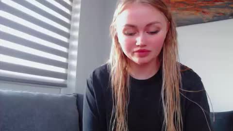 Snapshot of melani_a chatting on 03.10.26 Melania online show from 03.10.26