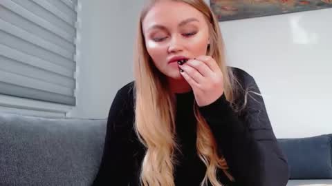 Snapshot of melani_a chatting on 03.12.26 Melania online show from 03.12.26