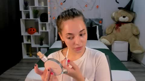 MelanieAlves online show from 10.15.25