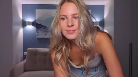 Snapshot of melaniebennett chatting on 10.17.25 Melanie Bennett online show from 10.17.25