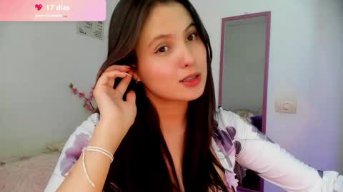 Snapshot of melanieev chatting on 05.12.26 mel online show from 05.12.26
