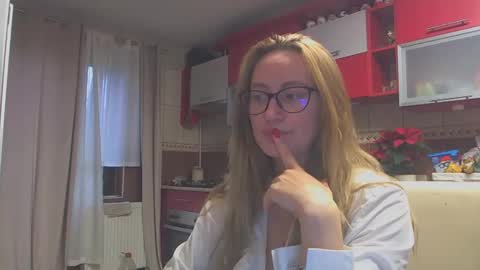 Snapshot of melly_rosey chatting on 12.11.24 Melly online show from 12.11.24
