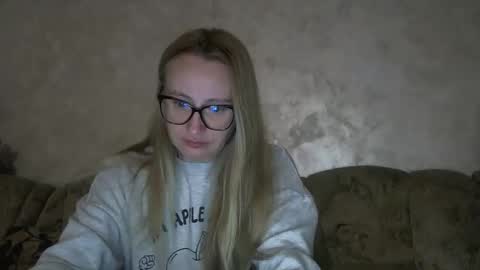 Snapshot of melly_rosey chatting on 10.08.25 Melly online show from 10.08.25