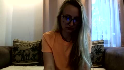 Snapshot of melly_rosey chatting on 06.10.26 Melly online show from 06.10.26