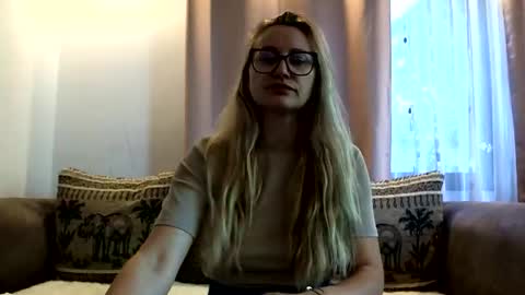 Snapshot of melly_rosey chatting on 06.11.26 Melly online show from 06.11.26