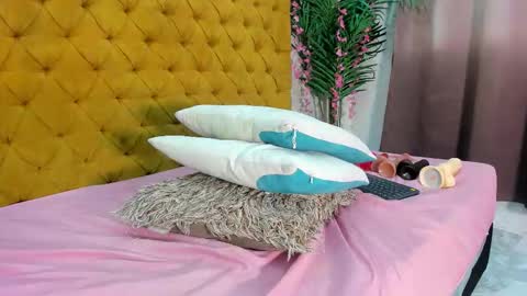 Snapshot of meloddy_megann chatting on 11.15.25 Melody online show from 11.15.25