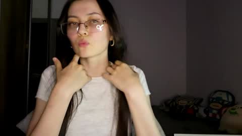 Snapshot of melodeehayden chatting on 05.19.26 Nika online show from 05.19.26