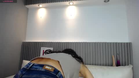 Snapshot of melodiroux_ chatting on 04.23.26 Melodi online show from 04.23.26