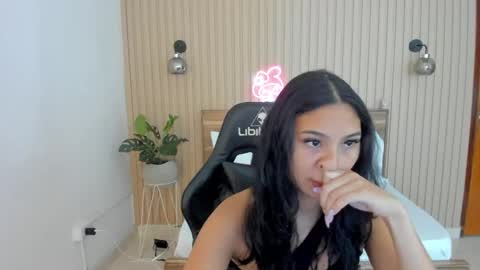 Snapshot of melody_flowers chatting on 03.08.25 Melody online show from 03.08.25