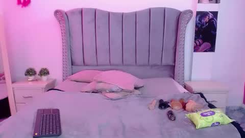 Snapshot of melody_toy chatting on 11.19.25 melody online show from 11.19.25