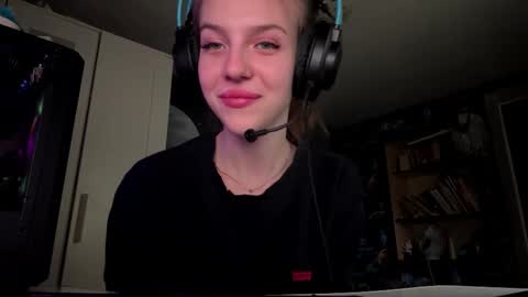 Snapshot of melonygriffen chatting on 09.18.25 Hi Im Aria 18 years old online show from 09.18.25