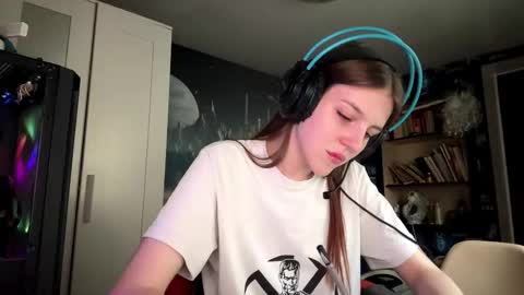 Snapshot of melonygriffen chatting on 09.25.25 Hi Im Aria 18 years old online show from 09.25.25